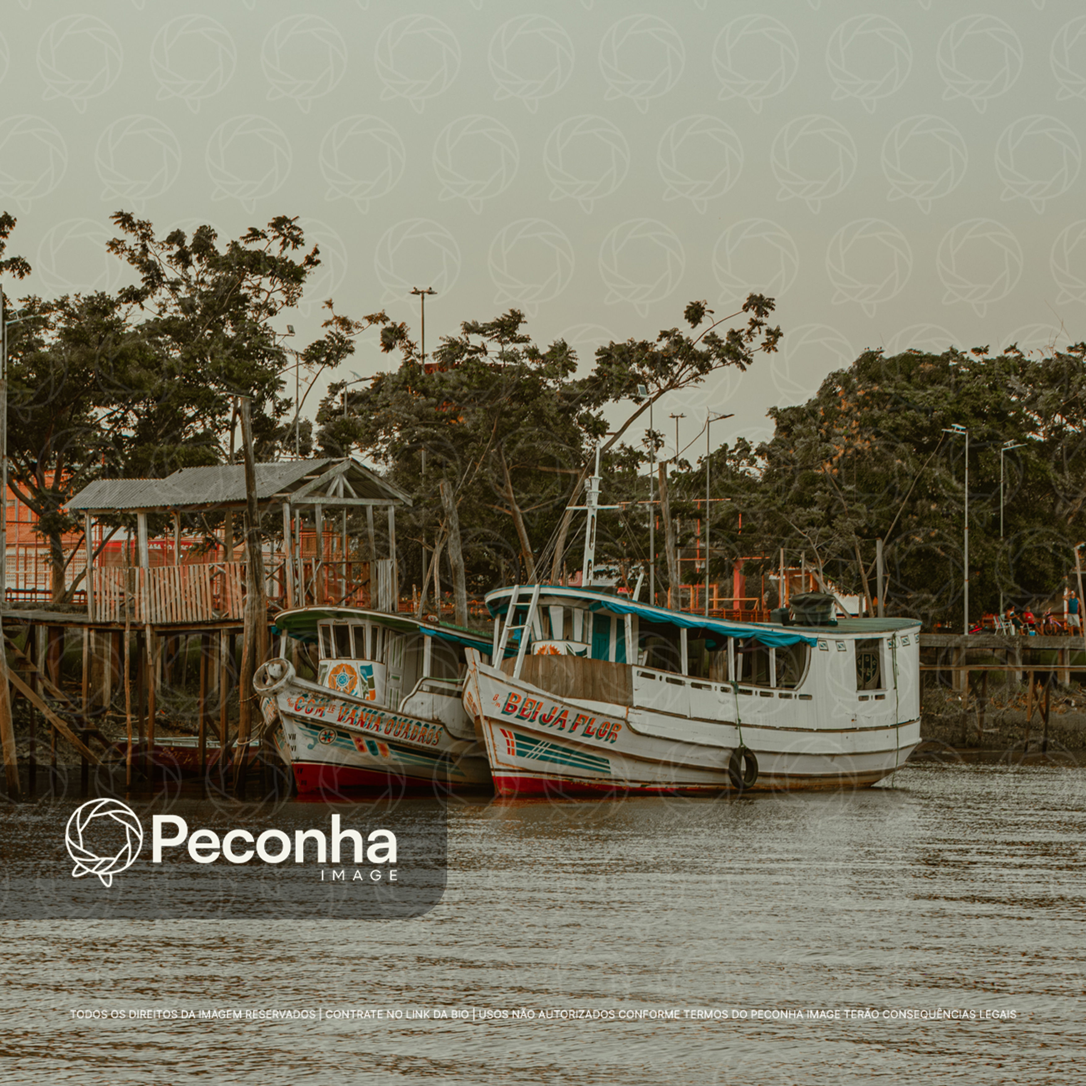 Porto ribeirinho na Amazônia