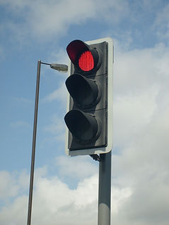 1200px-Modern_British_LED_Traffic_Light.