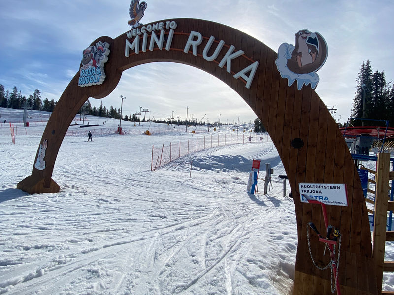Mini Rukan puinen sisääntuloportti rinteessä