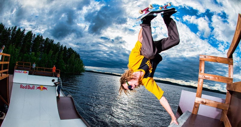 Creaturen ammattiskeittari Willis Kimbel tekee handplantin Playgroundin valmistamalla kelluvalla skeittisaunalautalla