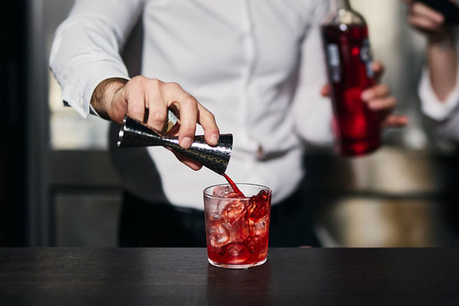 Barman che realizza cocktail durante un teambuilding a Monza