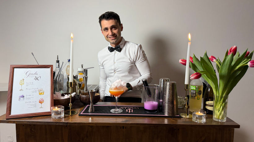 Postazione banco bar allestita per una festa di compleanno a Milano. Cocktail e drink list costum