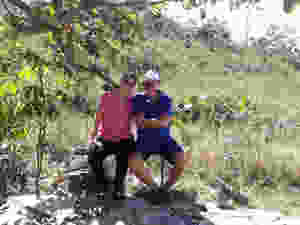 Casal na cachoeira na trilha do vale