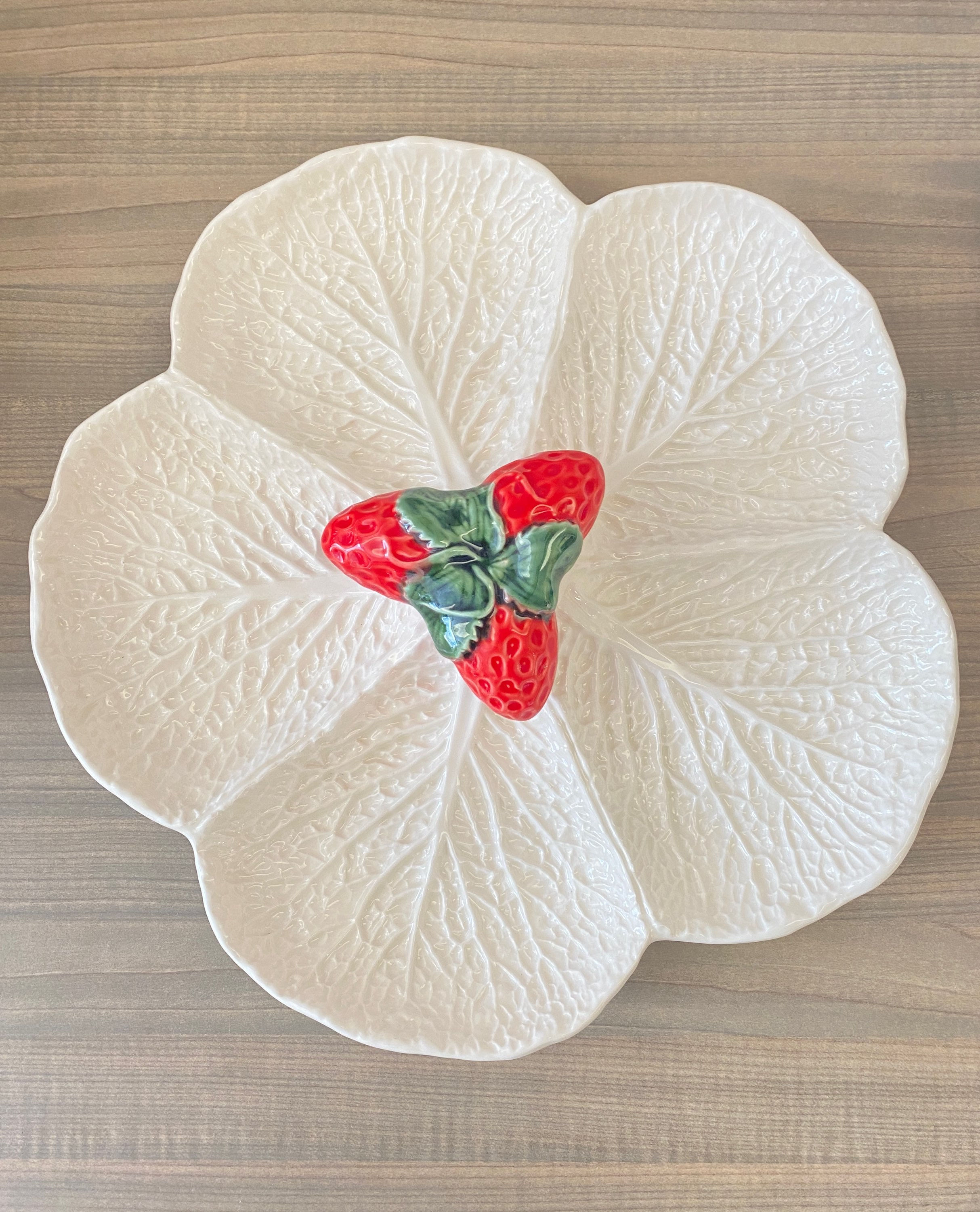 prato couve branca com morangos aperitivos