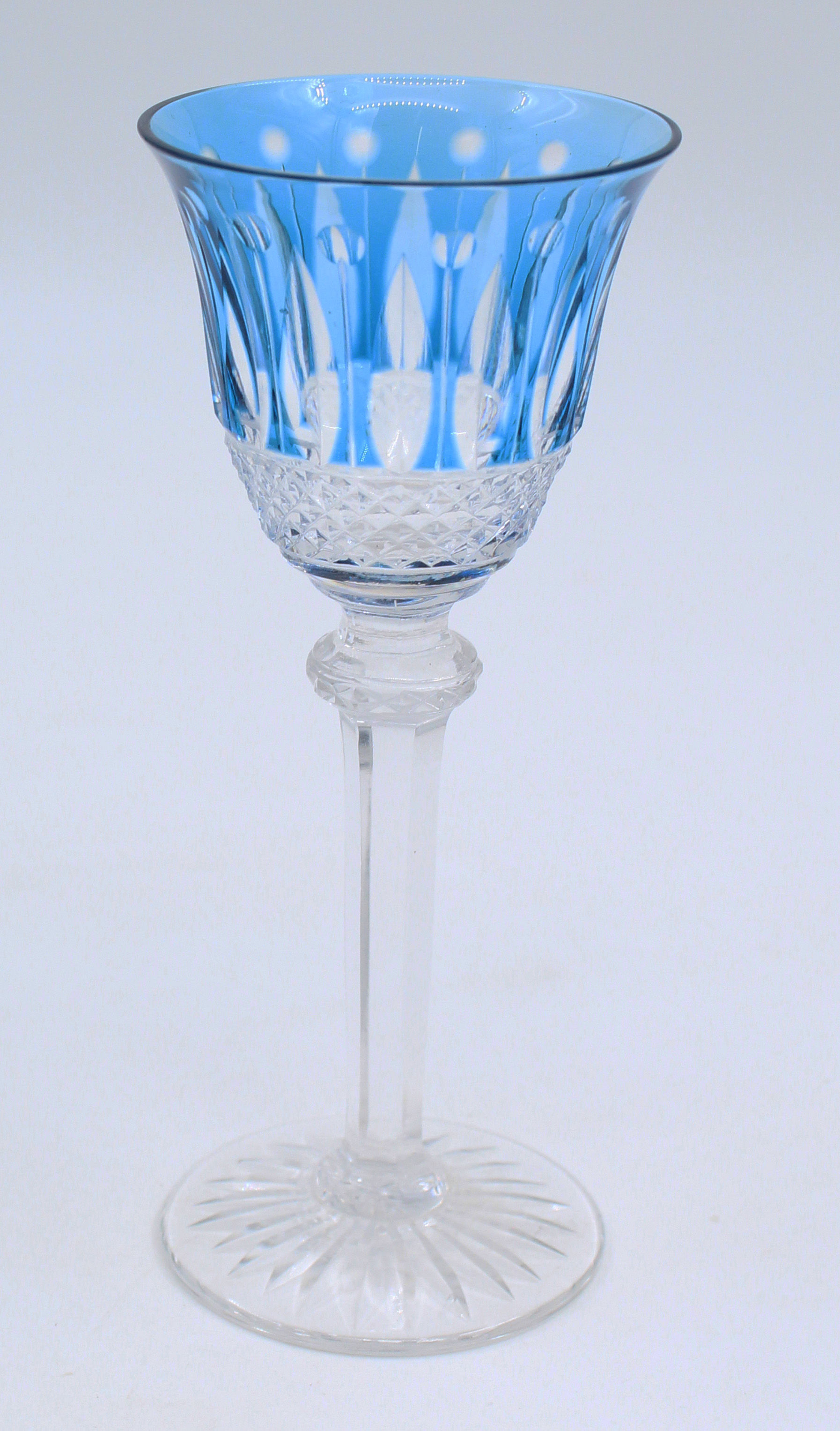 Verre à vin en cristal taillé signé St Louis Tommy bleu clair 16.5 cm