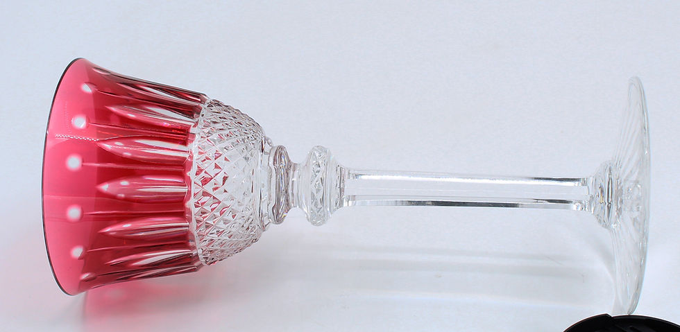 Verre à vin en cristal taillé signé St Louis Tommy rouge 16.5 cm