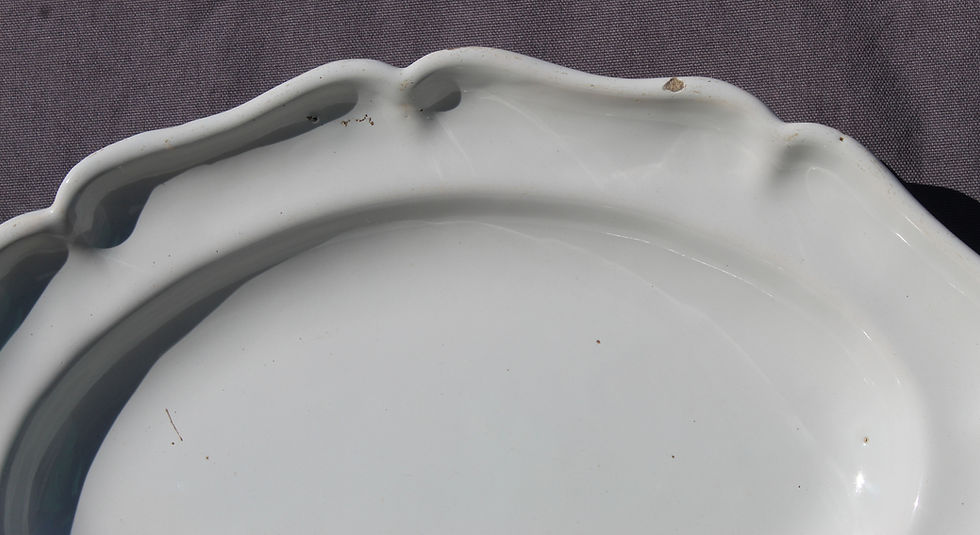 Thumbnail: Grand plat rond en faïence blanche de Moustiers 18 ème Long = 38.5 cm