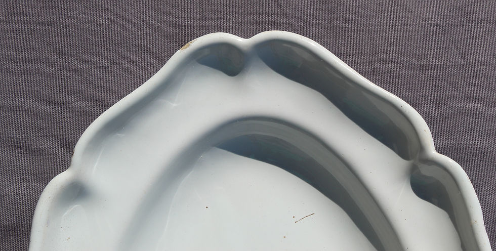Grand plat rond en faïence blanche de Moustiers 18 ème Long = 38.5 cm