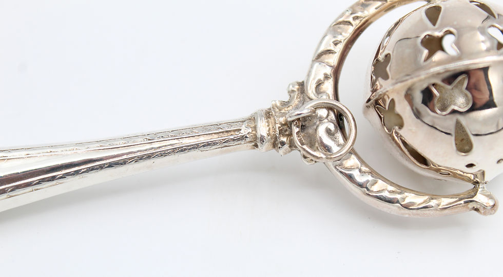 Miniature : Ancien Hochet Grelot en argent avec prénom Victoria 1904