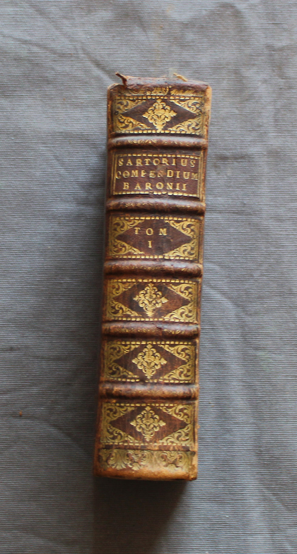 Livre latin Compendium annalium ecclesiasticorum prague 1736 Sartorius