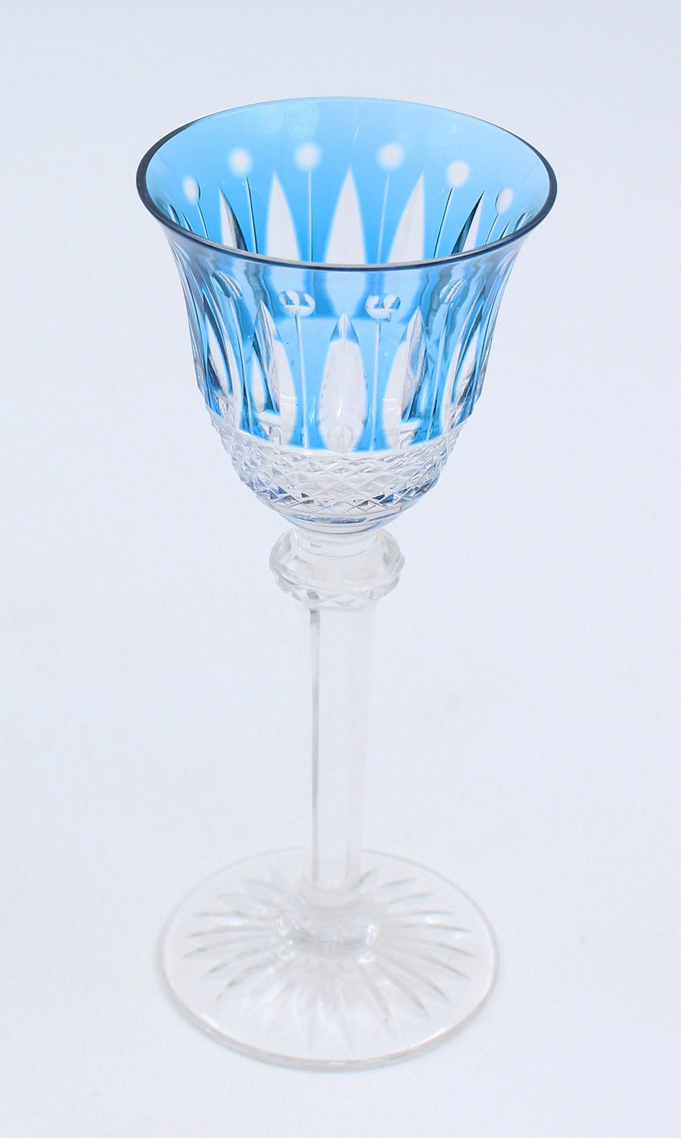 Miniature : Verre à vin en cristal taillé signé St Louis Tommy bleu clair 16.5 cm