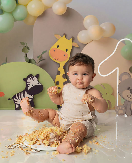 Bebé celebrando PRIMER AÑITO con pastel, número "1" y decoración safari.