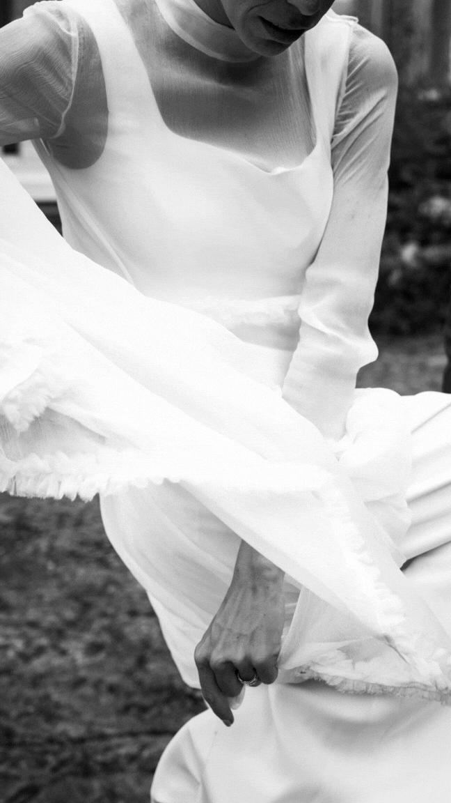 gif de novios bailando entre confeti