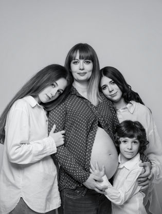 Mujer embarazada con tres hijos abrazándola, MATERNIDAD, sesión de fotos en Asturias.
