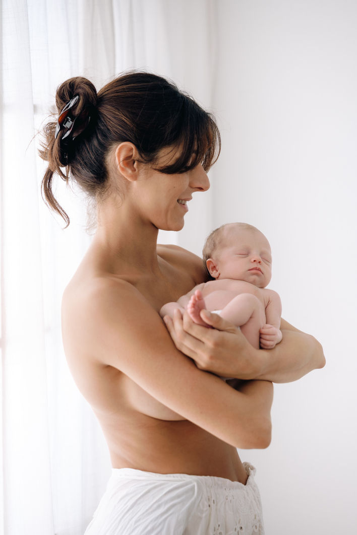 Madre abrazando a su recién nacido en Asturias, maternidad.