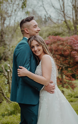 pareja de recién casados abrazándose y sonriendo