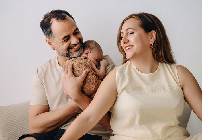Padres abrazando a su bebé recién nacido en Avilés.