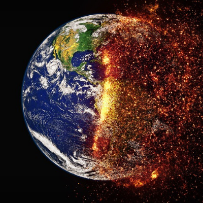 A imagem de satélite é uma representação artística do aquecimento da Terra. Sobre um fundo escuro tem-se uma bola representando o planeta Terra. Na metade esquerda da bola se pode ver tons azuis (representando o oceano), tons verdes (representando a terra – hemisfério norte de um mapa) e partes em branco (representando a movimentação das nuvens). Da metade direita do planeta saem partículas em vermelho e laranja como representação de fogo (aquecimento).