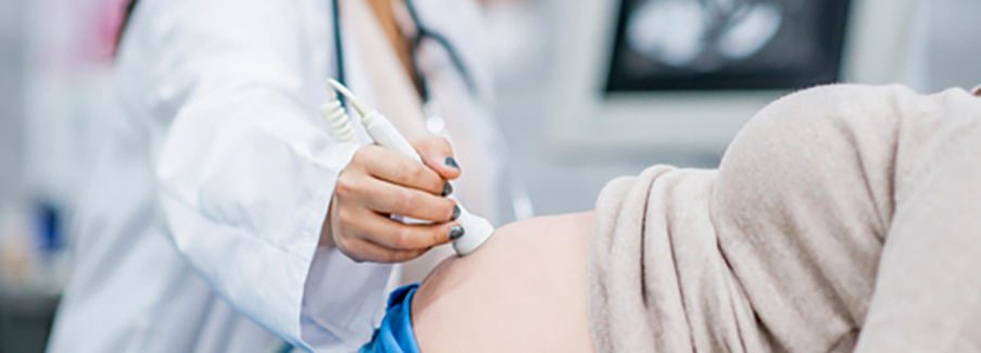 Licenciada en Obstetricia atendiendo consulta prenatal en Centro Bienestar Olmos