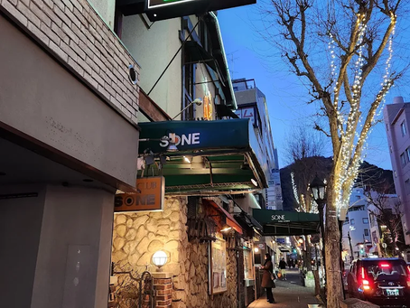 Vibrant Kobe music and theme bars with jazz and retro vibes in Sannomiya and Kitano. Perfect for tourists post-Maritime Museum or Mount Rokko, these eclectic spots blend Kobe’s sake and whiskey with global beats, capturing the city’s port-town flair in every soulful Japan nightlife sip.