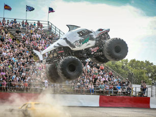 Monster Truck vs Mud Truck: What’s the Difference?