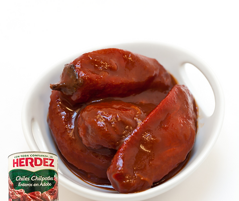 Chipotles veseli adobo mērces, gatavi lietošanai.