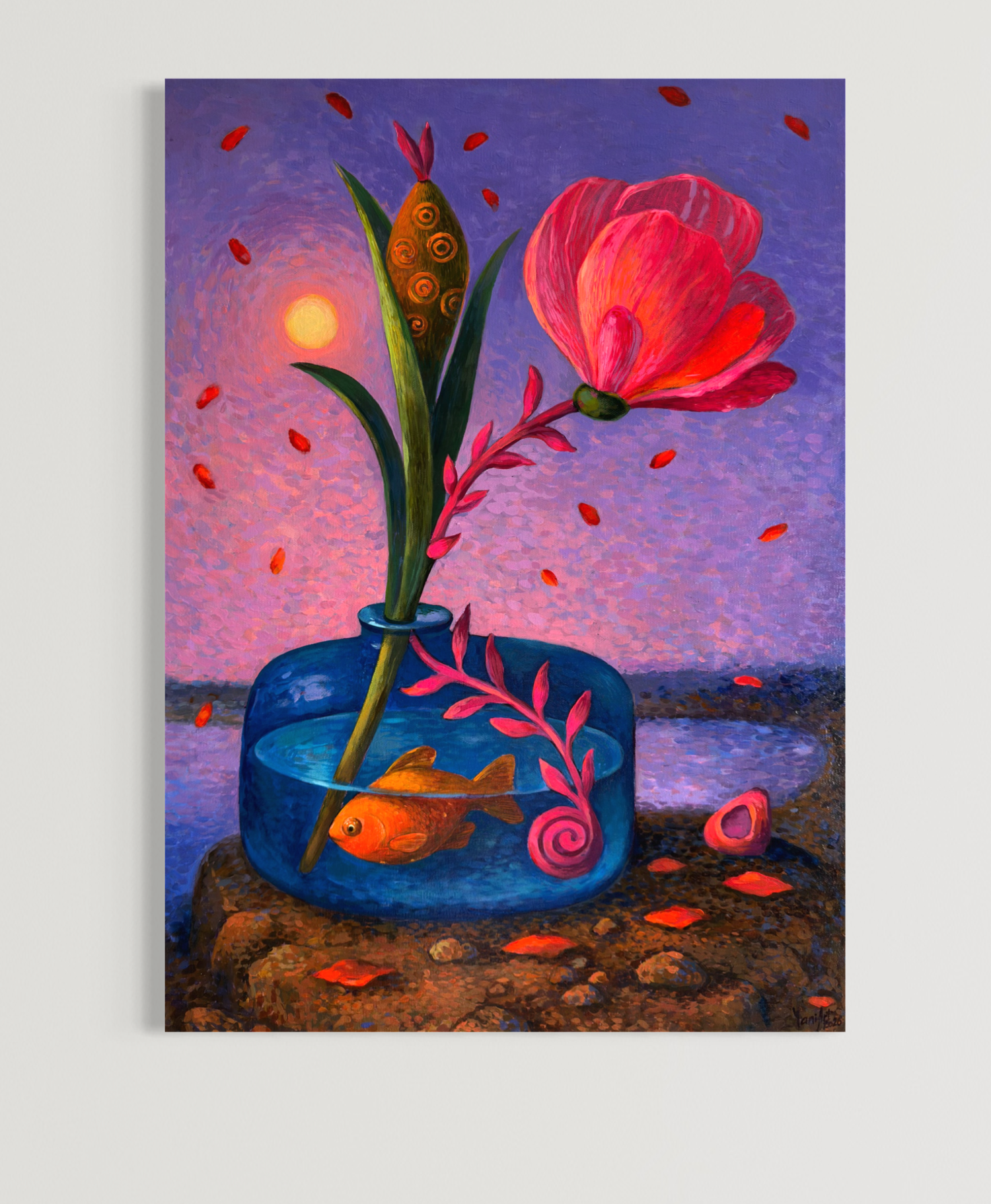 Obraz „Wstrzymany oddech” przedstawiający rybę w szklanym naczyniu i kwiat w symbolicznej kompozycji