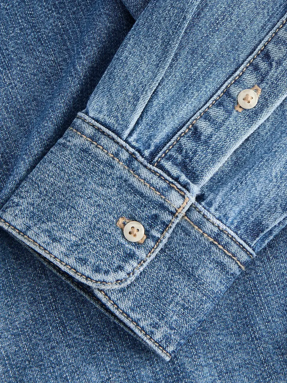 Thumbnail: Camicia jeans lavaggio medio