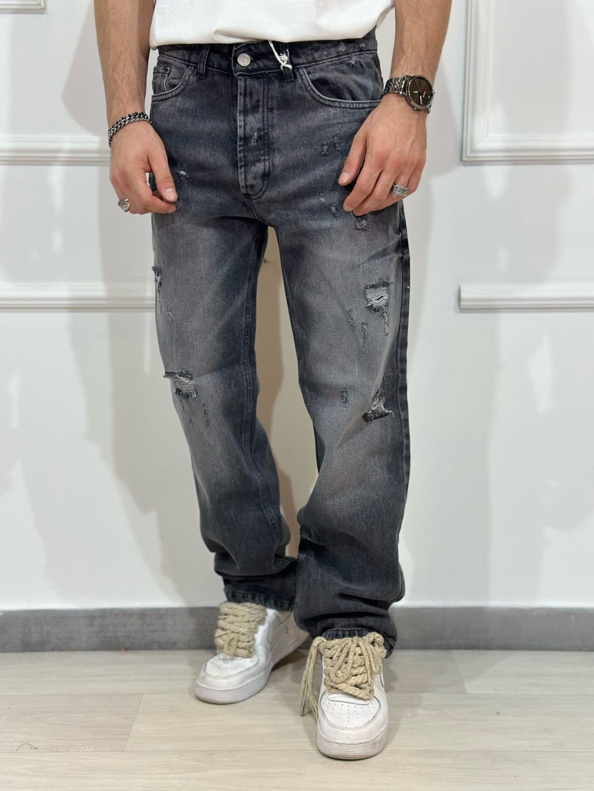 Jeans grigio slavato con rotture loose