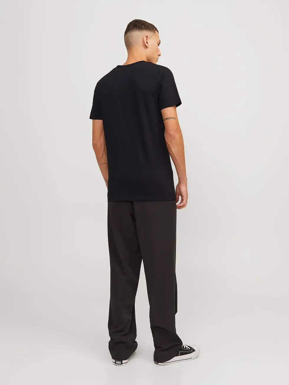 Thumbnail: T-shirt basic scollo a V Jack & Jones