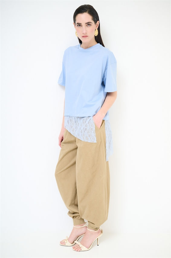 Thumbnail: T-shirt con inserto in pizzo asimmetrico sul fondo