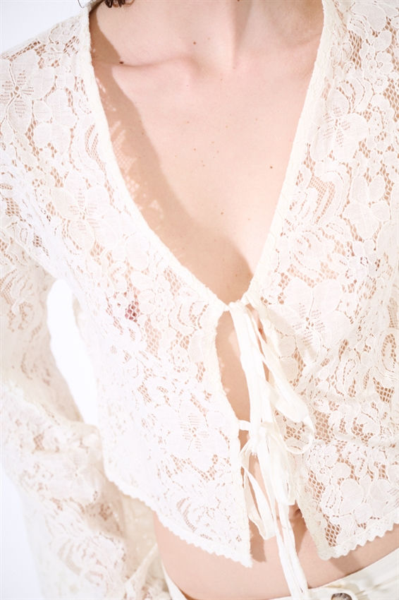 Thumbnail: Blusa in pizzo con laccetti burro