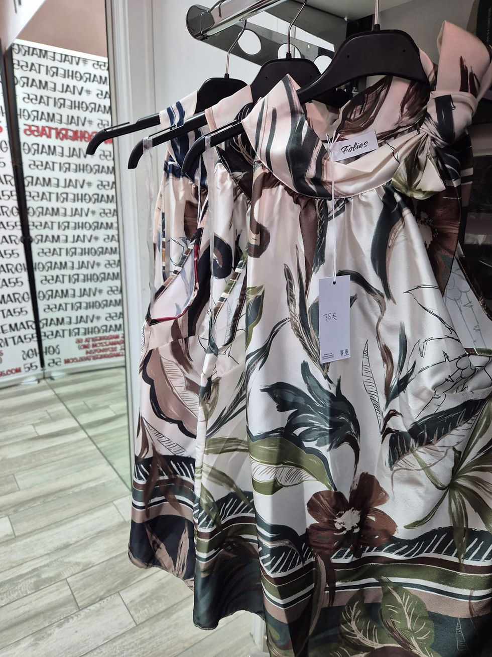 Thumbnail: Top con fiocchetto sul collo