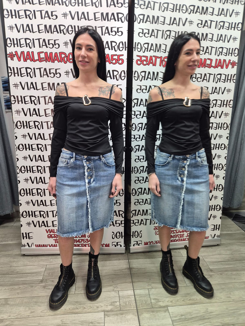 Thumbnail: Maglia a spalle scese con inserto oro