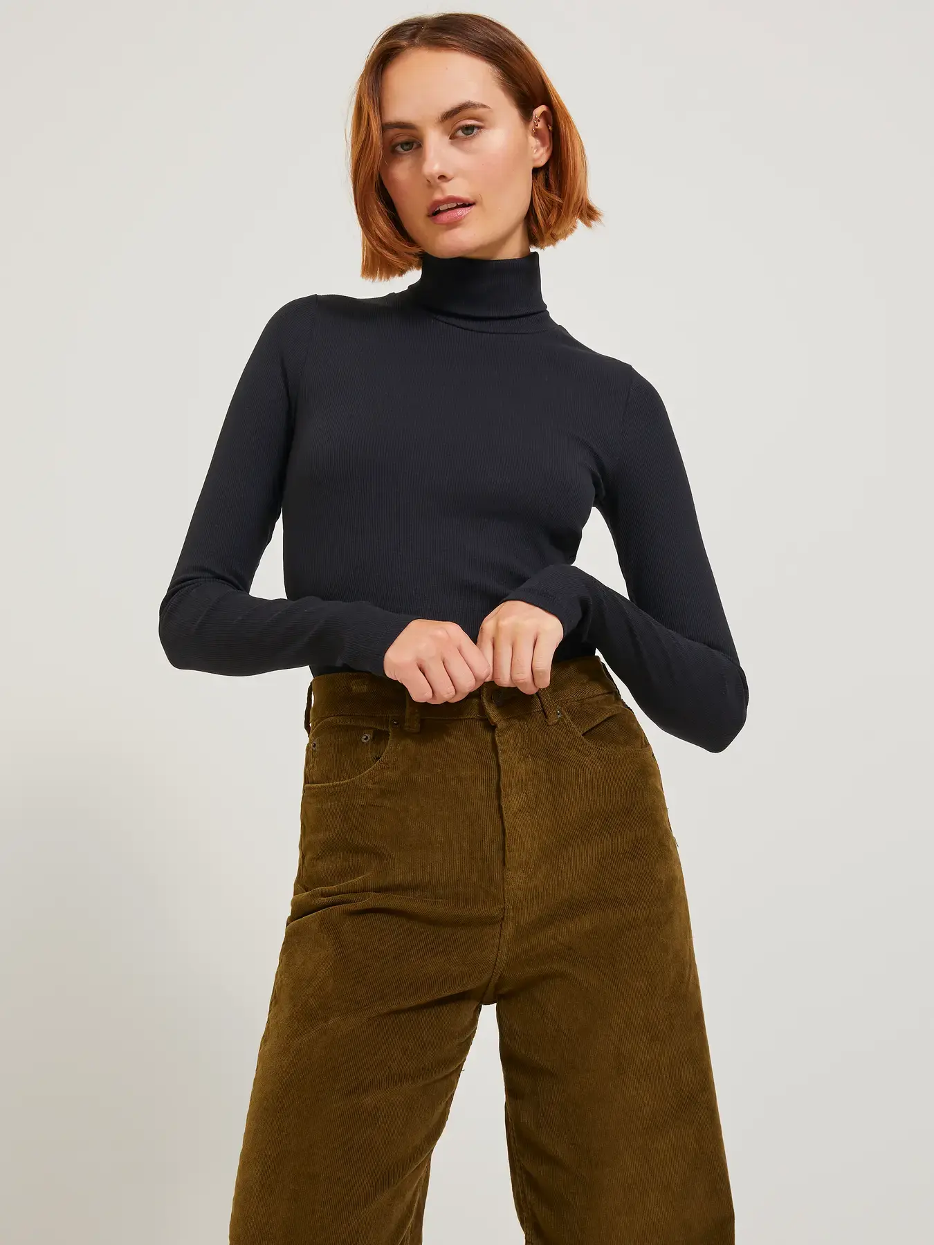 Maglia nera stretch a collo alto a costine