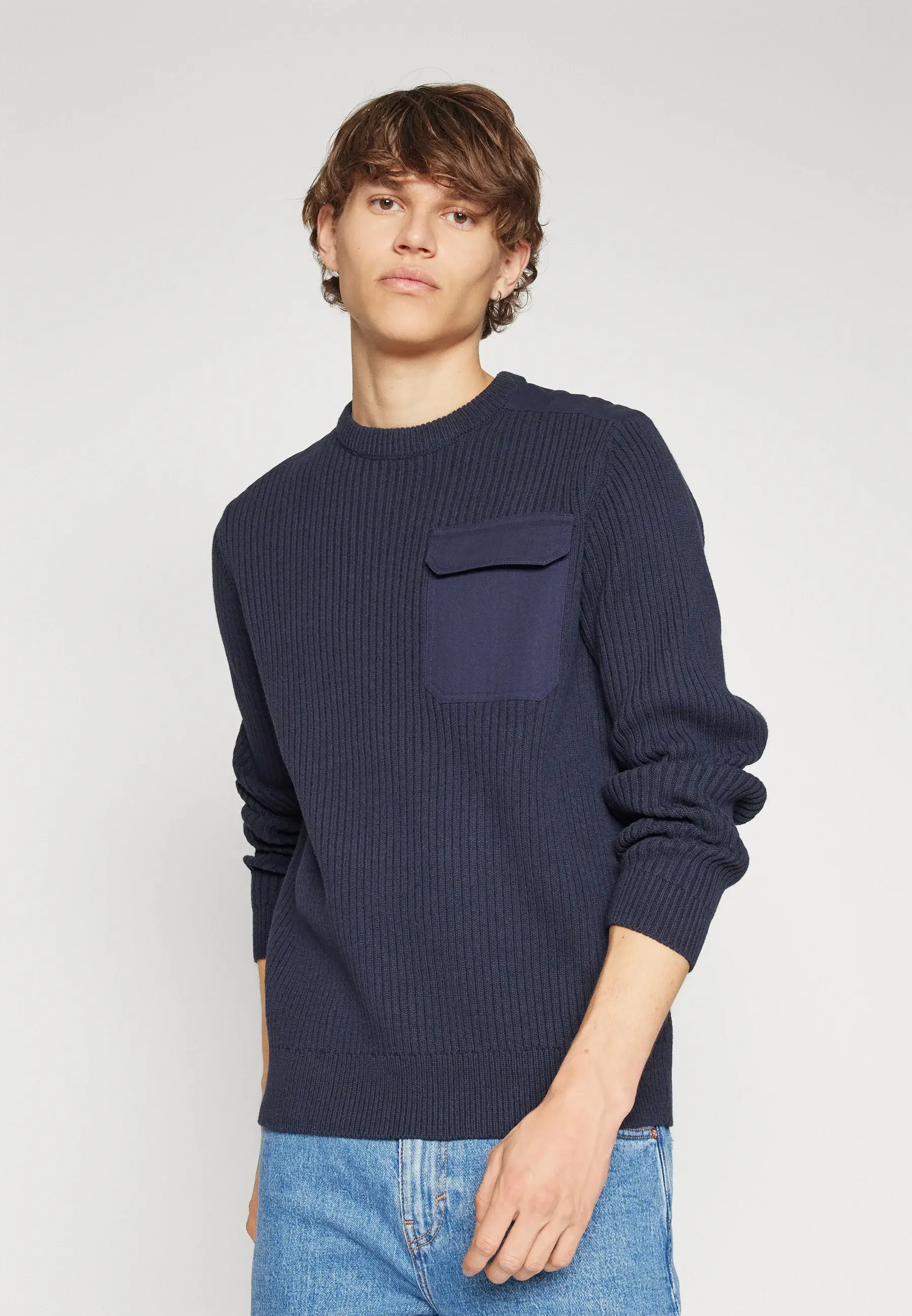 Maglione girocollo a costine con tasca