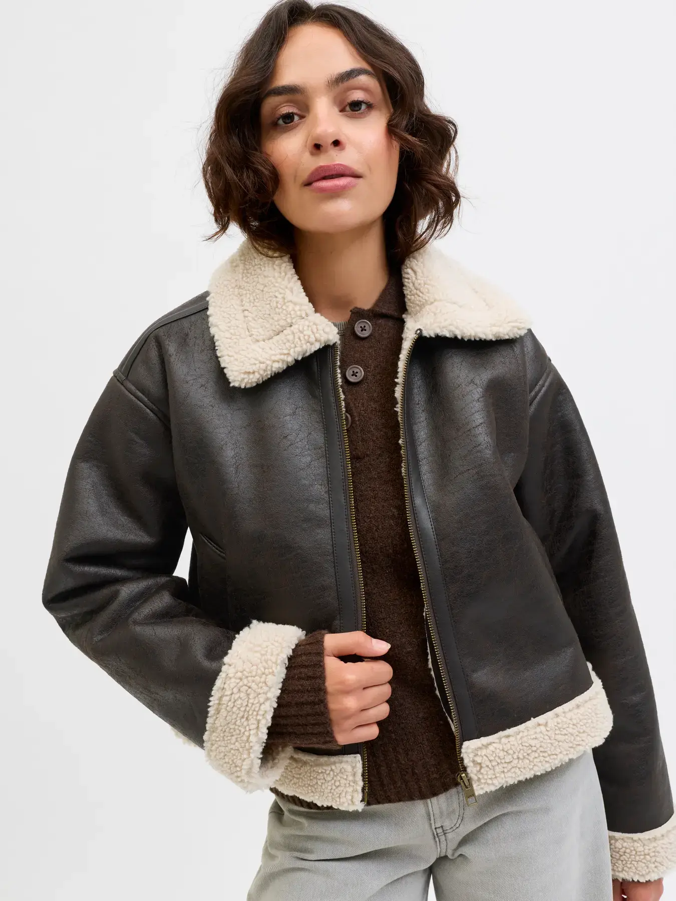 Giacca modello aviatore in ecopelle e inserti in bouclè