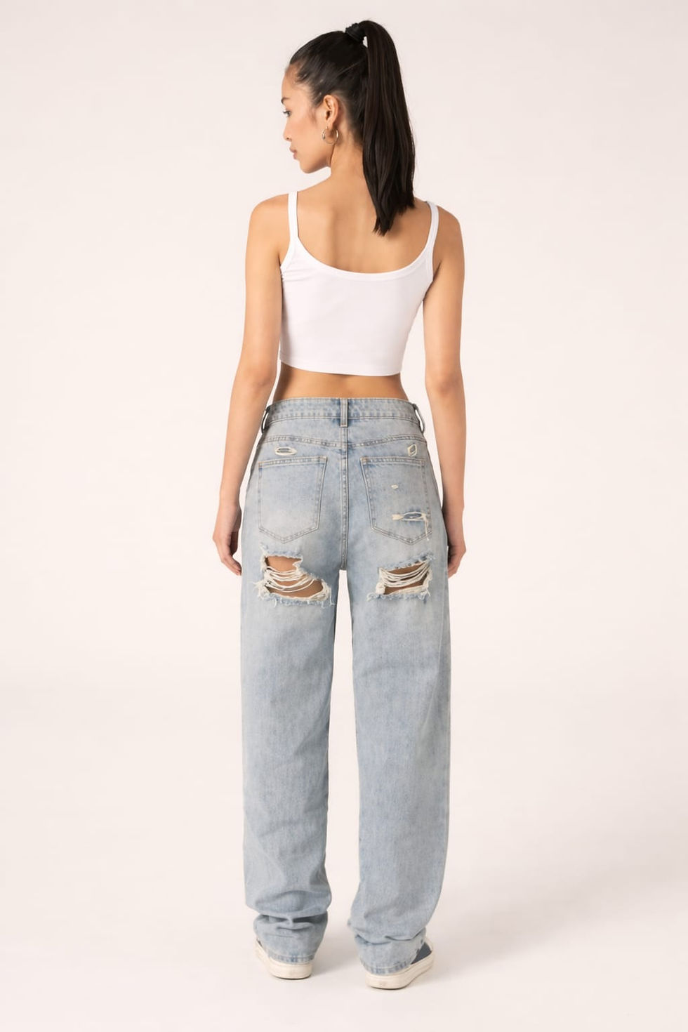 Thumbnail: Jeans straight con brillantini e strappi sotto al sedere