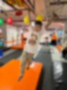 ילד נינג׳ה שמח על המאנקי בר בחגיגת יום ההולדת שלו