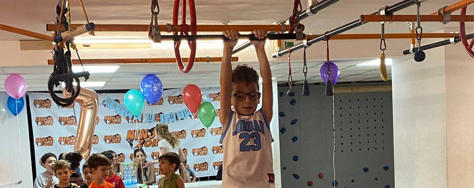 ילד משחק נינג׳ה זון במסיבת יום הולדת