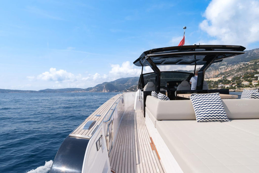 Pardo 50 yacht charter French Riviera by Navélia, side deck walkway