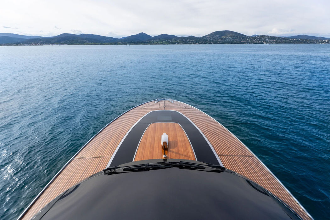 Riva Dolceriva yacht charter Saint Tropez by Navélia, bow teak detail