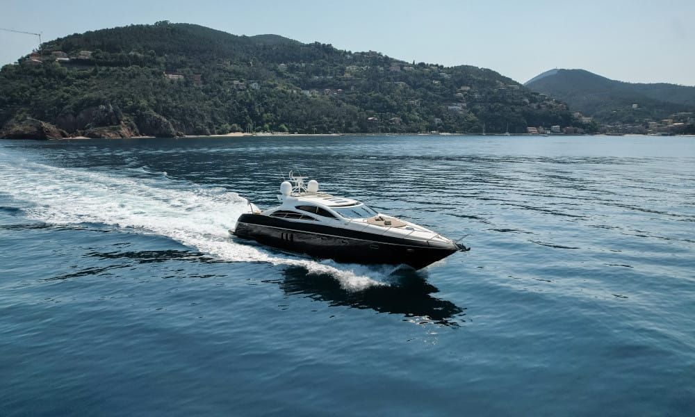 Sunseeker 72 yacht charter Cannes by Navélia, running side profile on the French Riviera