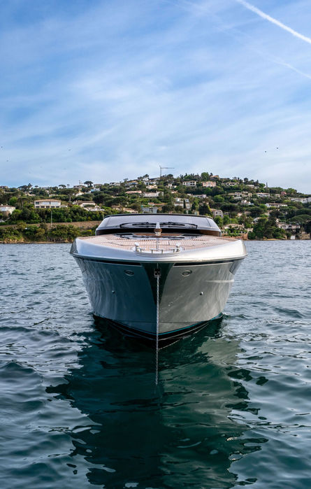 Riva Dolceriva yacht charter Saint Tropez by Navélia, side profile at anchor