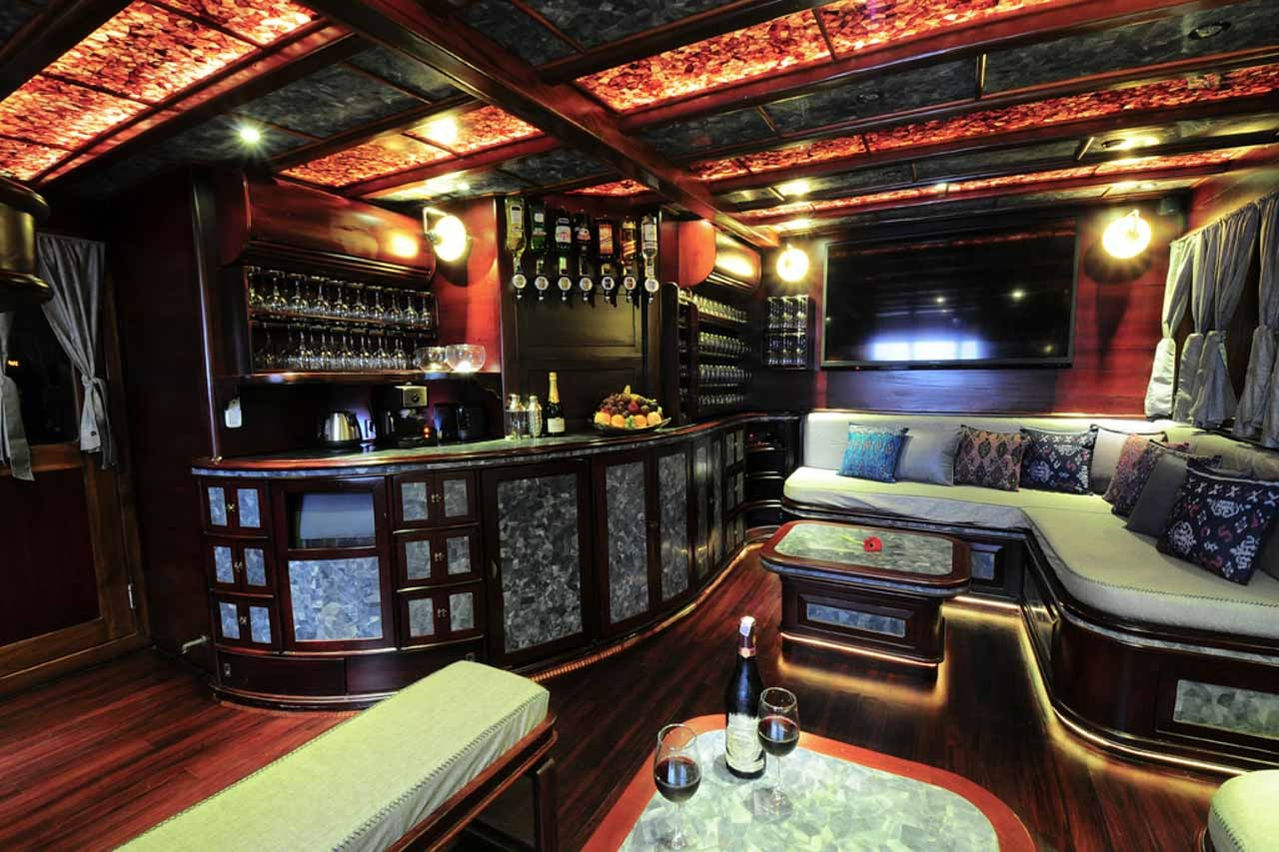 Main salon with entertainment system and seating on Mantamae yacht