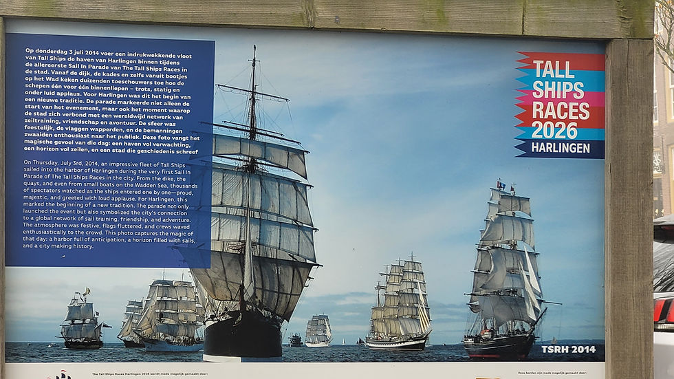 Poster mit Segelschiffen auf dem Meer; rechts steht TALL SHIPS RACES 2026 HARLINGEN, links erklärender Text, ruhige Hafenstimmung.