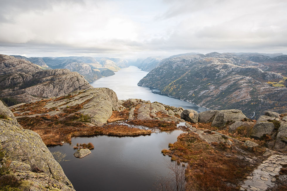 See mit Fjord im Hintergrund