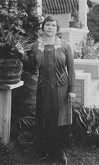 Portrait_of_Charlotta_Bass,_Providence_(_),_ca._1901-1910_(scl-mss064-0451~1)_retouched.jp