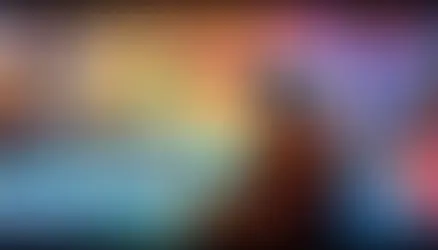 Profissional de marketing analisando dashboards de dados em múltiplas telas, representando o conceito de Data-Driven Marketing em um ambiente digital e inovador