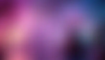 Profissional analisando um painel digital de gestão comercial para e-commerce, com gráficos de vendas, monitoramento de clientes e estratégia de precificação dinâmica.